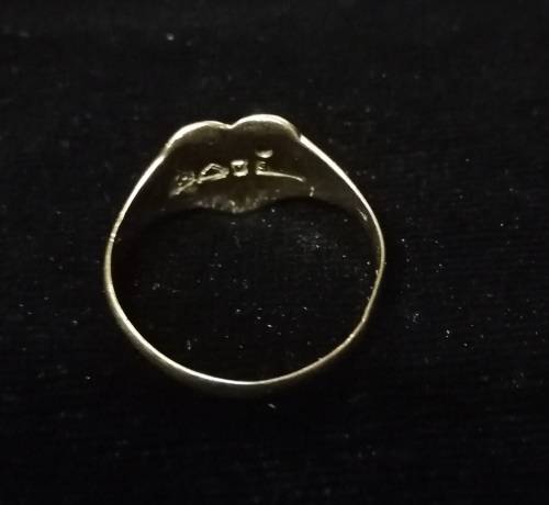 9CT GOLD HEART RING WITH GARNET TOTAL WEIGHT 1.7 GRAMS SIZE M