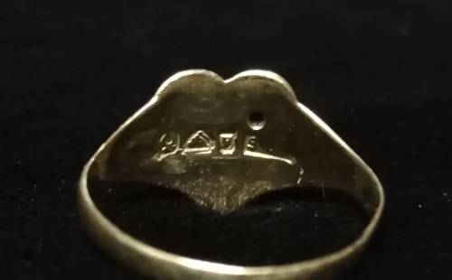 9CT GOLD HEART RING WITH GARNET TOTAL WEIGHT 1.7 GRAMS SIZE M