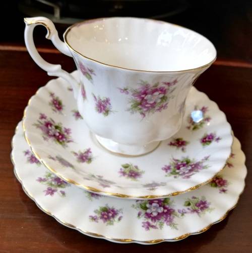 ROYAL ALBERT "SWEET VIOLETS" 6 X TRIOS **BID PER TRIO*  GOLD IN GOOD CONDITION