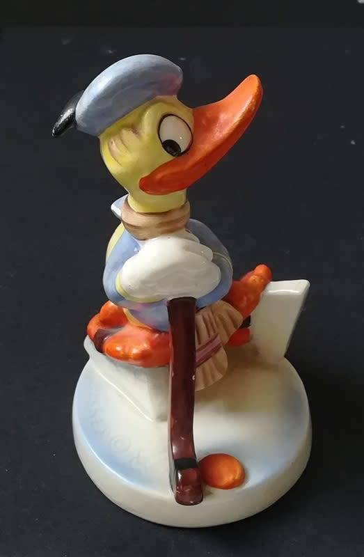 GOEBEL DISNEY SERIES DONALD DUCK *HOCKEY* DIS123 *SMALL NIK TO RIM* 110X70MM