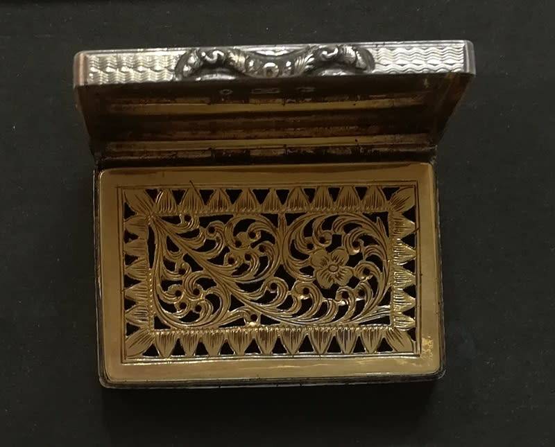 GEORGIAN SILVER BIRMINGHAM 1825 VINAIGRETTE 26X37MM 19.5G
