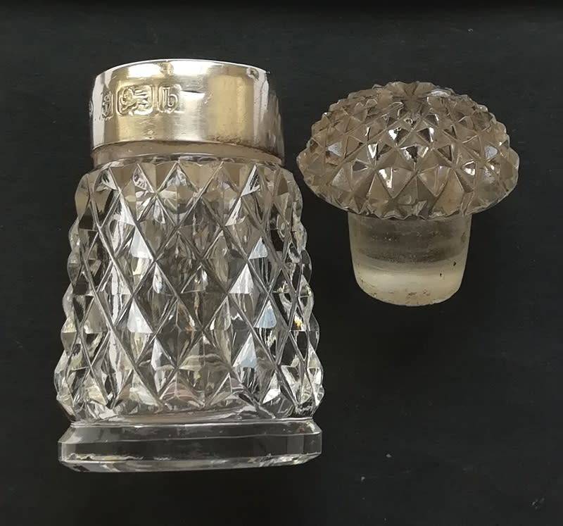 STERLING SILVER AND CRYSTAL BIRMINGHAM 1901 PERFUME BOTTLE WALKER AND HALL 25X45MM