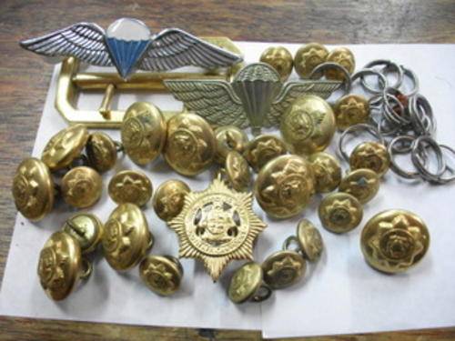 ASSORTED POLICE BUTTONS, BUCKLES AND PARACHUTE WINGS