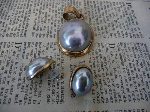 Gold Coloured Pendant & Earring