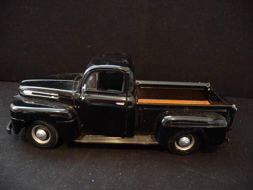 Motor Max Die Cast 1:24 Maisto Made in Thailand 1948 Ford F1 Pickup - Has been in a light accident