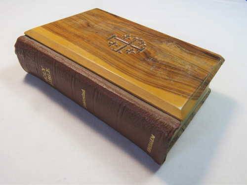 British and foreign Bible society 1965 Holy Bible with olive wood covers - Excellent condition