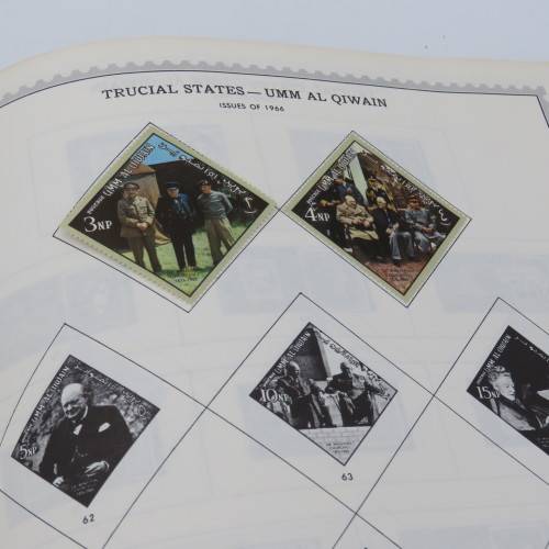 Large old stamp album with over 950 stamps - Many of them uncirculated