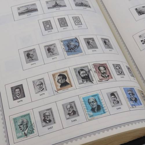 Large old stamp album with over 950 stamps - Many of them uncirculated