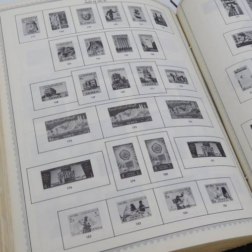 Large old stamp album with over 950 stamps - Many of them uncirculated