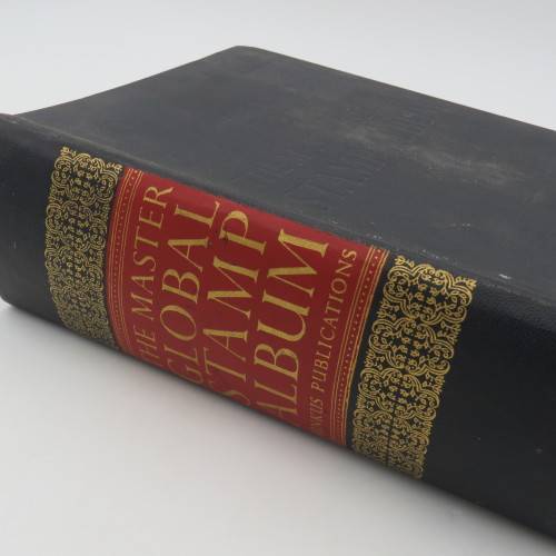 Large old stamp album with over 950 stamps - Many of them uncirculated
