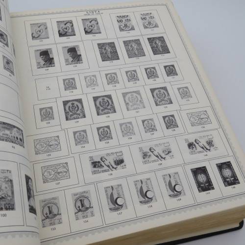 Large old stamp album with over 950 stamps - Many of them uncirculated