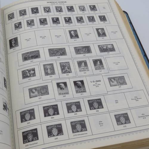 Large old stamp album with over 950 stamps - Many of them uncirculated