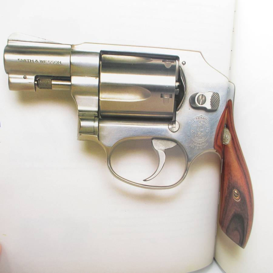 Handguns of the World by Jean-Noël Mouret