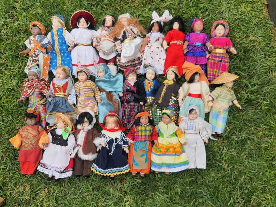 LOT - Porcelain Around the World dolls