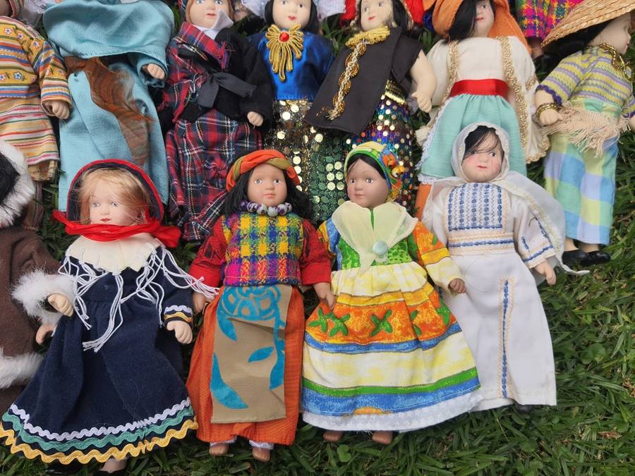 LOT - Porcelain Around the World dolls