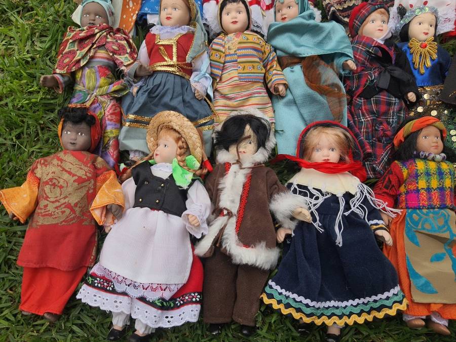 LOT - Porcelain Around the World dolls