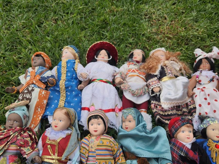 LOT - Porcelain Around the World dolls