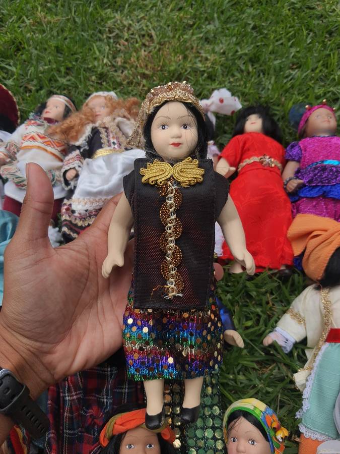 LOT - Porcelain Around the World dolls