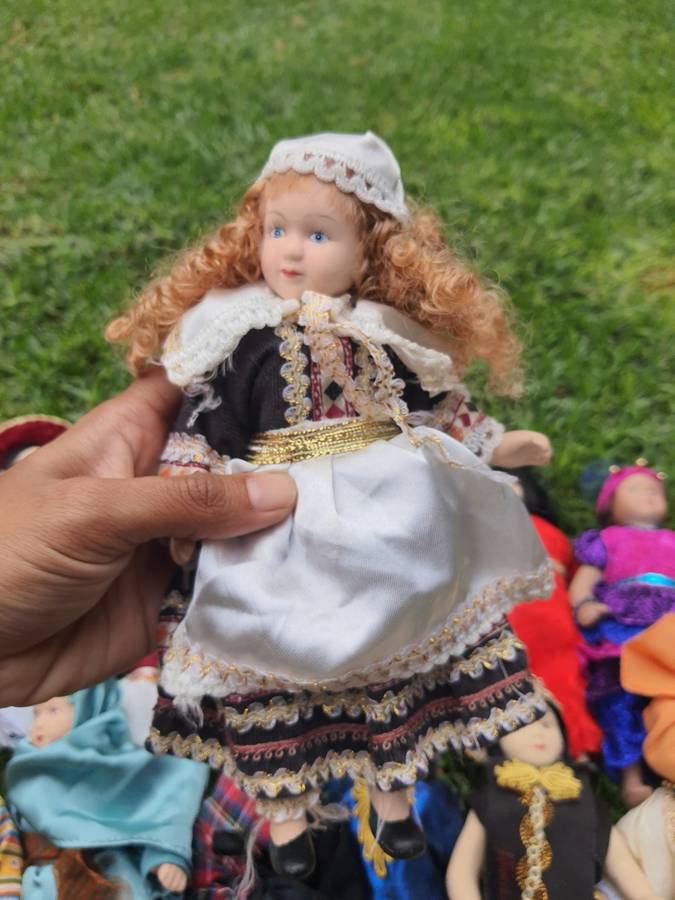 LOT - Porcelain Around the World dolls