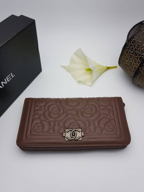 BRAND NEW  GENUINE LEATHER DESIGNER WALLET FOR SALE