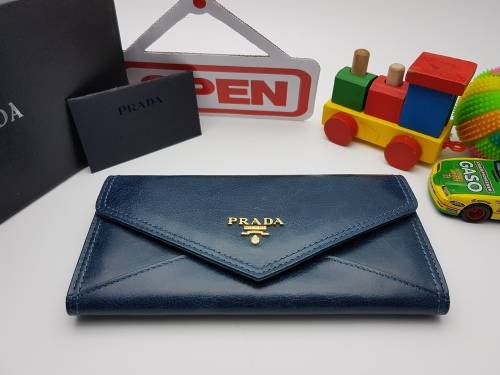 BRAND NEW 100% genuine leather PRADA DESIGNER WALLETS FOR SALE
