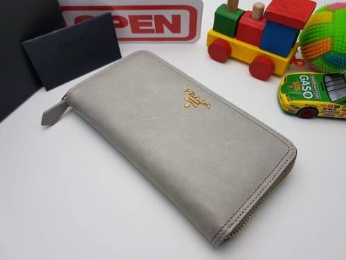 BRAND NEW 100% genuine leather  PRADA DESIGNER WALLETS FOR SALE