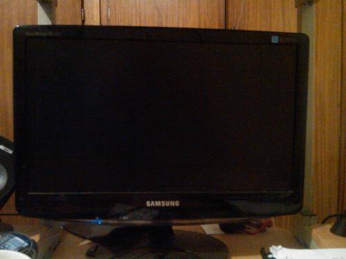 18.5" SAMSUNG LCD MONITOR - EXCELLENT CONDITION