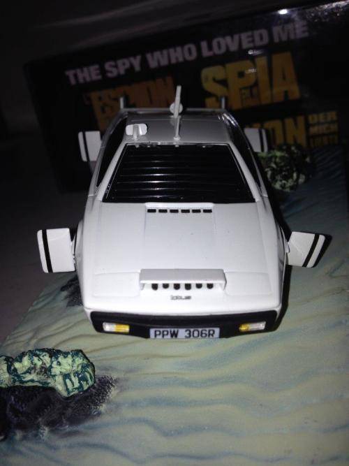 Lotus Esprit - The Spy Who Loved Me - James Bond Car Collection no3 1:43 Scale Die Cast