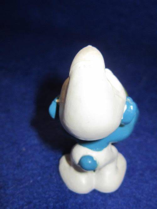Vintage Peyo Smurf with a Apple - Made in Hong Kong 1983