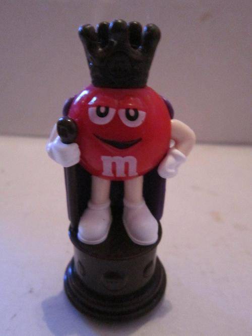 M&M On a Plinth +- 8cm hard plastic