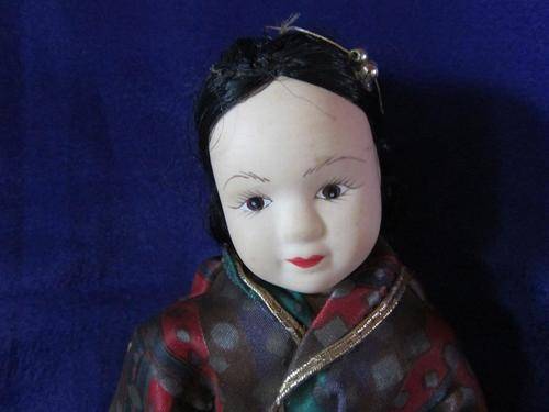 CHINESE PORCELAIN DOLL IN TRADITIONAL CLOTHING - +/- 22CM