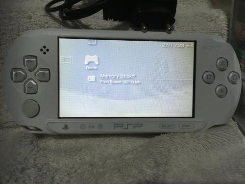 PSP Street White, 4GBMB Memory Card Charger, 5 Games + 4 UMD Music videos