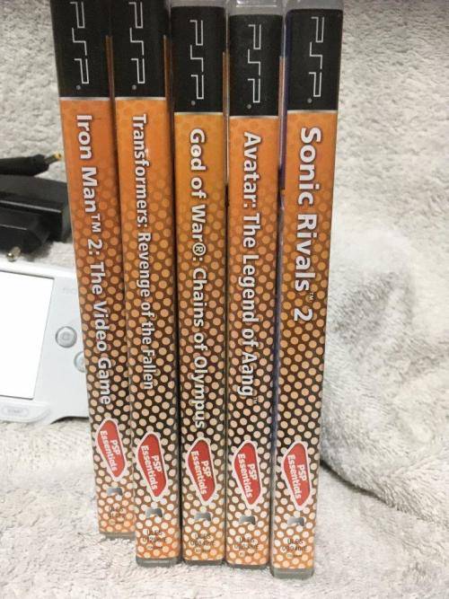 PSP Street White, 4GBMB Memory Card Charger, 5 Games + 4 UMD Music videos