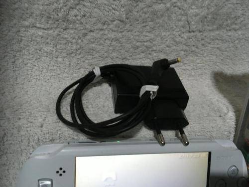 PSP Street White, 4GBMB Memory Card Charger, 5 Games + 4 UMD Music videos