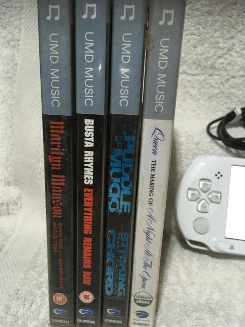PSP Street White, 4GBMB Memory Card Charger, 5 Games + 4 UMD Music videos