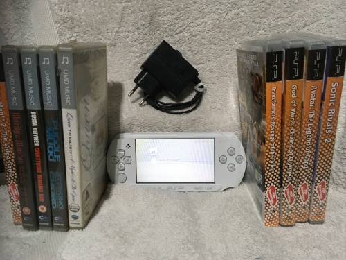 PSP Street White, 4GBMB Memory Card Charger, 5 Games + 4 UMD Music videos