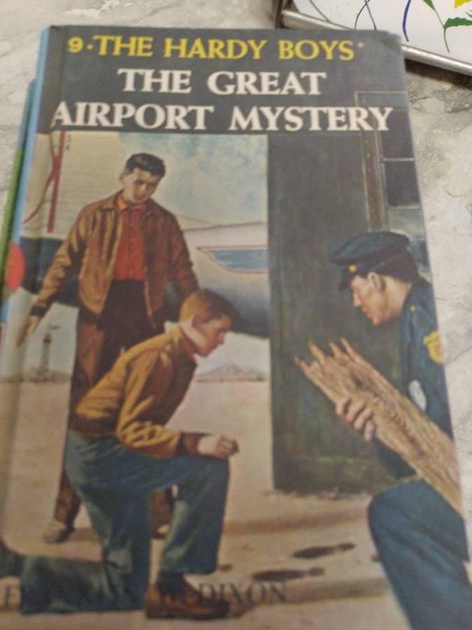 Job lot of 6 Vintage The Hardy Boys (4 x Hard covers 2 x Soft Covers)