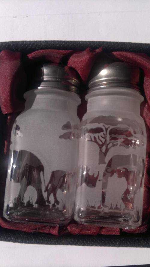 BEAUTIFUL SALT & PEPPER SPRINKLER SET