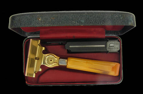 Vintage 1939-1945 Schick Injector Razor With Butterscotch Bakelite Handle In Original Case