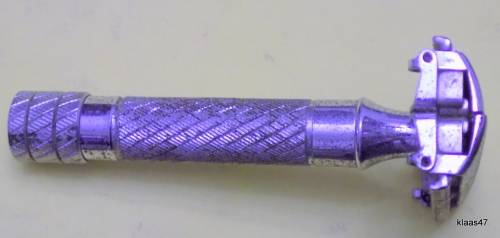 VINTAGE GILETTE : NO 430030 RAZOR : MADE IN ENGLAND (NEEDS SOME CLEANING) NO BLADES INCLUDED