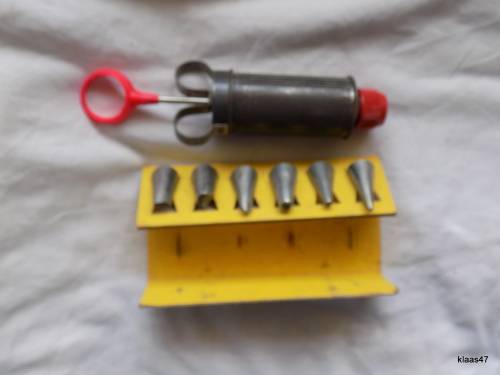 VINTAGE NUTBROWN ICING SET COMPLETE WITH 6 NOZZLES and IN ORIGINAL BOX.