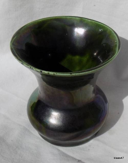 Small Green Lucia Ware vase - No 2002 - 9cm High - 8.5cm Top Diameter