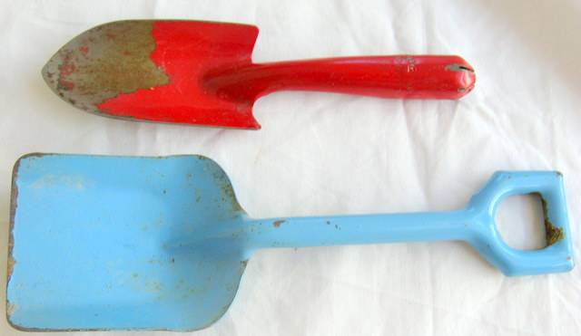 TWO VINTAGE METAL TOY SPADES : RED - 18cm LONG : BLUE - 22.5cm LONG