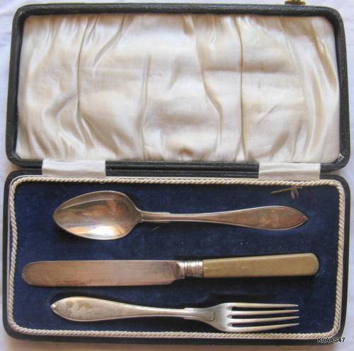VINTAGE : BOXED CHILDS 3 PIECE CUTLERY SET : EPNS : KNIFE, FORK & SPOON
