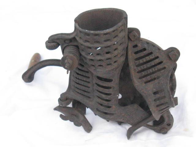 BLACK HAWK : MADE BY A.H. PATCH : 1909A : VINTAGE FARM CORN SHELLER