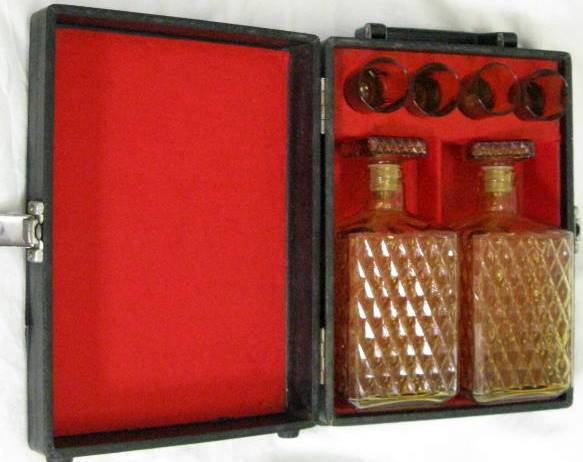 2 DECANTERS - 17cm HIGH : 4 GLASSES 6cm HIGH : IN CARRY CASE **NOTE CONDITION OF THE CASE**
