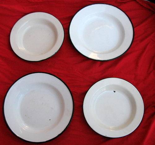 4 ENAMEL PLATES : 2 - 26cm DIAMETER : 2 - 22cm DIAMETER : WHITE WITH BLACK TRIM