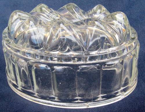 GLASS JELLY MOULD : OVAL : 16.5cm LONG - 10cm WIDE : **RIM CHIP**ROUGH EDGE**