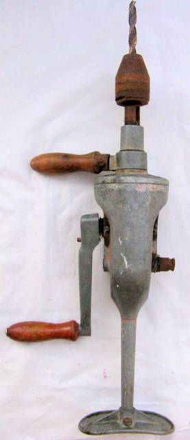 HAND DRILL : WOODEN HANDLES : **I CANT REMOVE THE BIT**RUSTED**