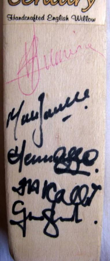 CRICKET BAT : 38cm LONG : 5 SIGNATURES : J. KALLIS & GRAEME SMITH & 3 OTHERS